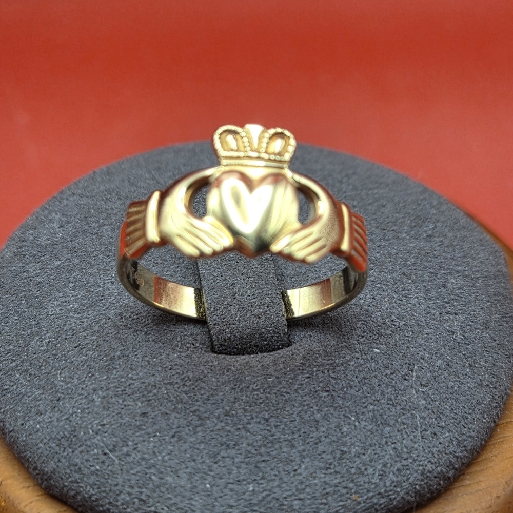 9K Solid Gold Claddagh Ring • Size 9.5 • 3.2g • Irish Love Loyalty Friendship